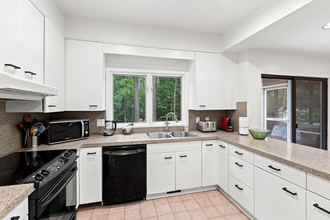 Building Photo - Price improvement - Gorgeous Home in Ironwoods Neighborhood Chapel Hill!!