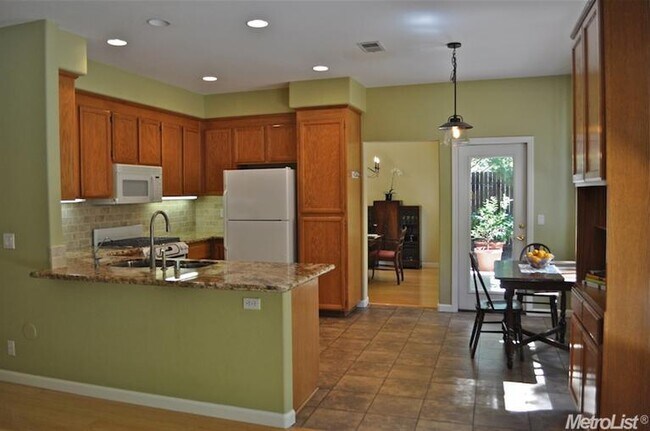 Building Photo - Comfortable Contemporary  Furnished home Short term rental only