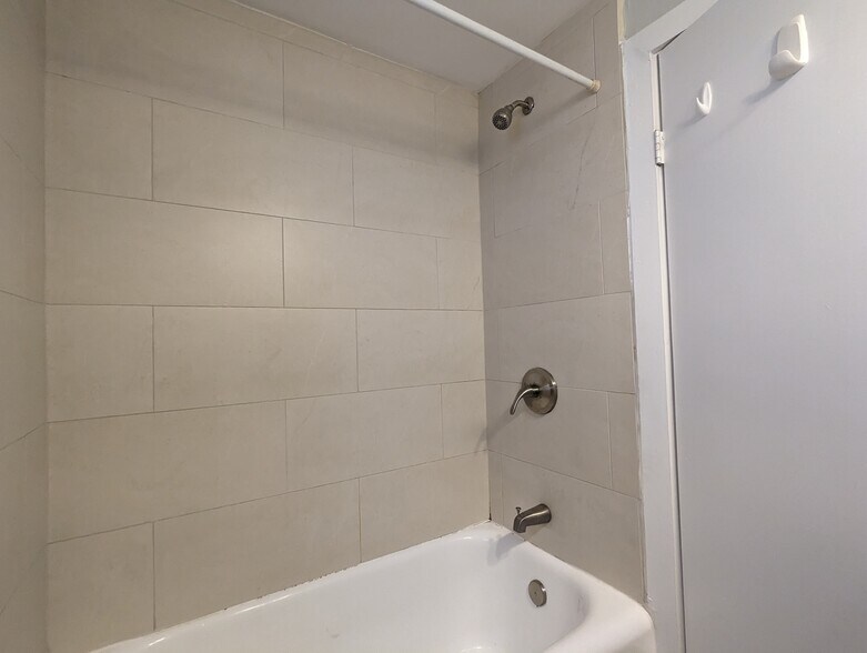 Building Photo - 618 W Patterson