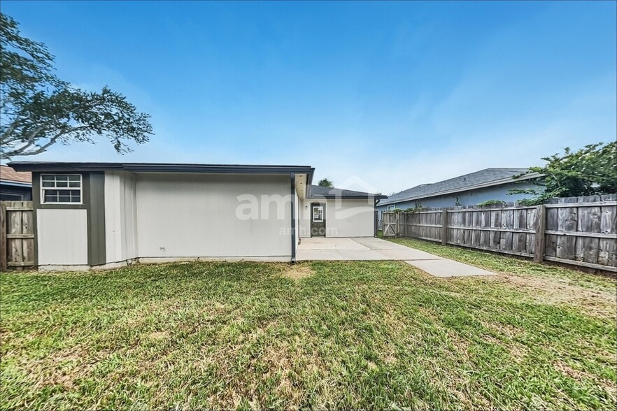 Building Photo - 1694 Ashwood Cir