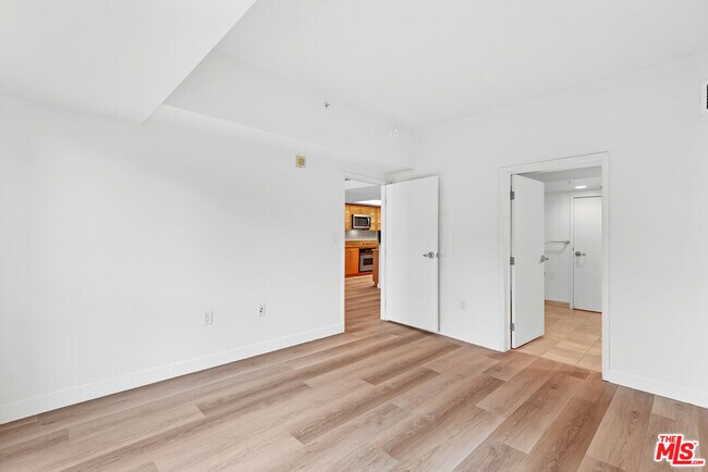 Building Photo - 13700 Marina Pointe Dr