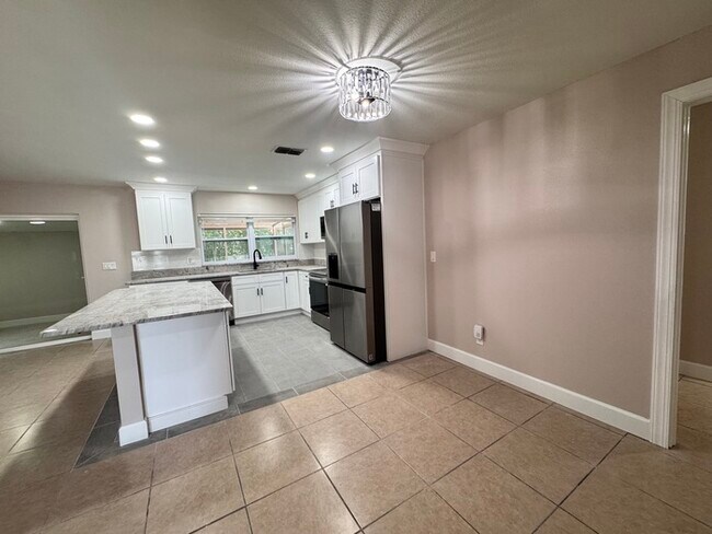 Building Photo - Fully Renovated Palm Harbor Home