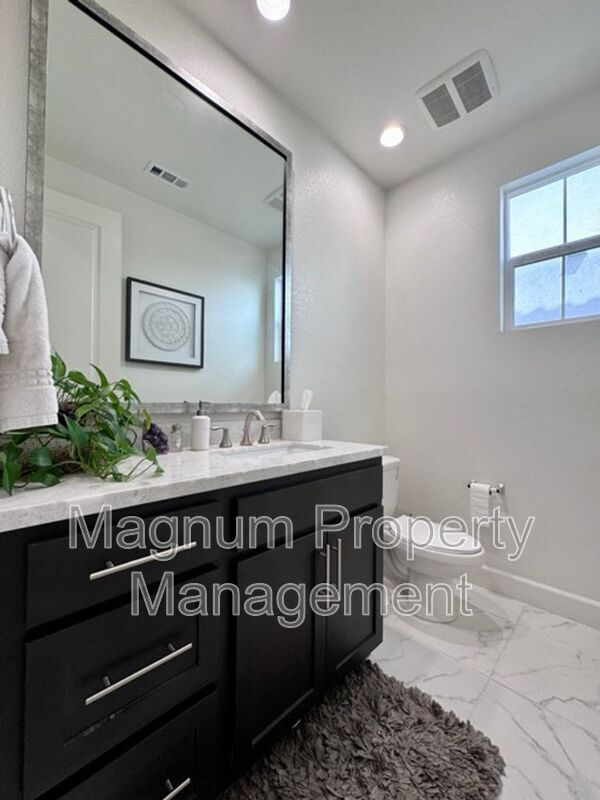 Building Photo - 38572 Rosegate Pl