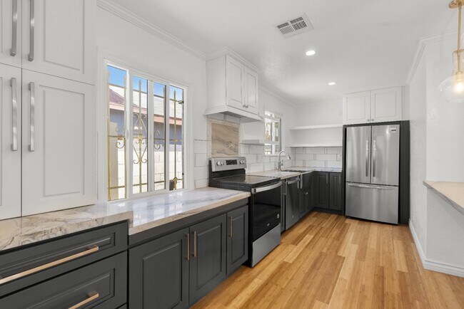 Building Photo - Updated 2BR Duplex in Angeles Mesa – Solar...
