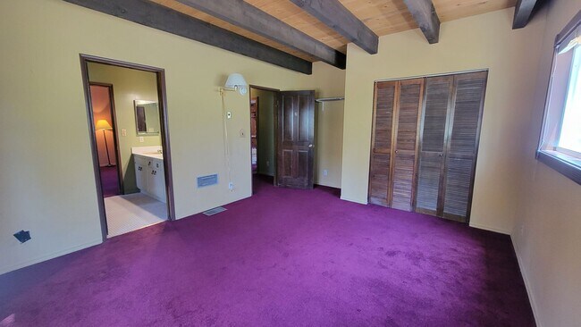 Building Photo - Spacious 6 Bedroom 5 Bathroom Within Walki...