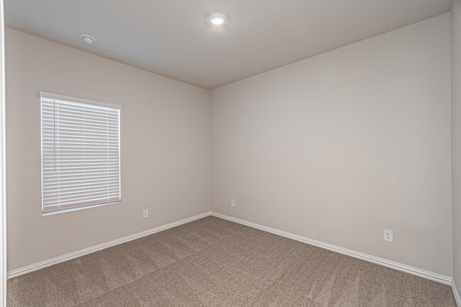 Building Photo - 801 Leavenworth Dr