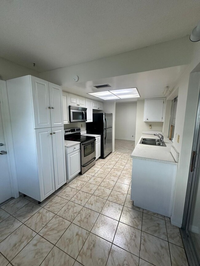 Building Photo - 55+ Community Tamarac Single Family 2 bedr...