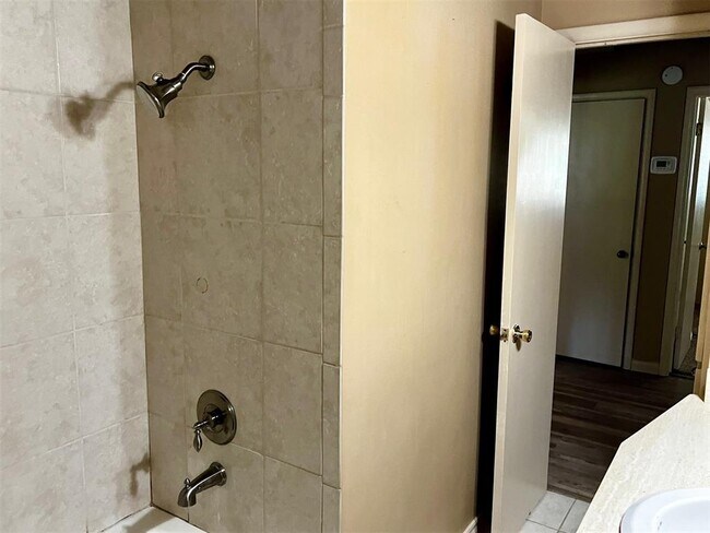 Building Photo - 818 W Timberdell Rd