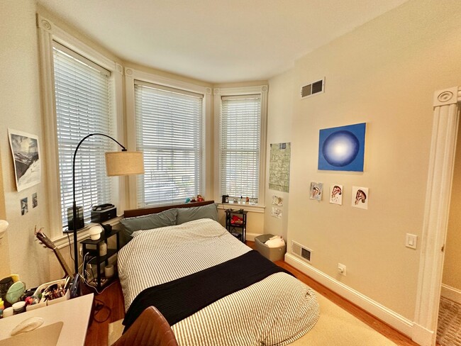 Building Photo - Dupont's Tree Lined Church Street 2 bedroom/1Bath Condo with Deck and Parking!