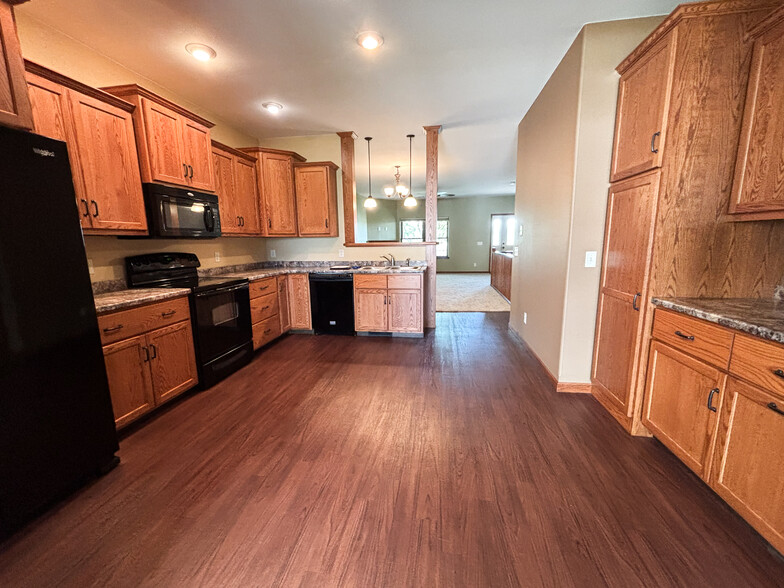 Primary Photo - 958 Parkland Dr