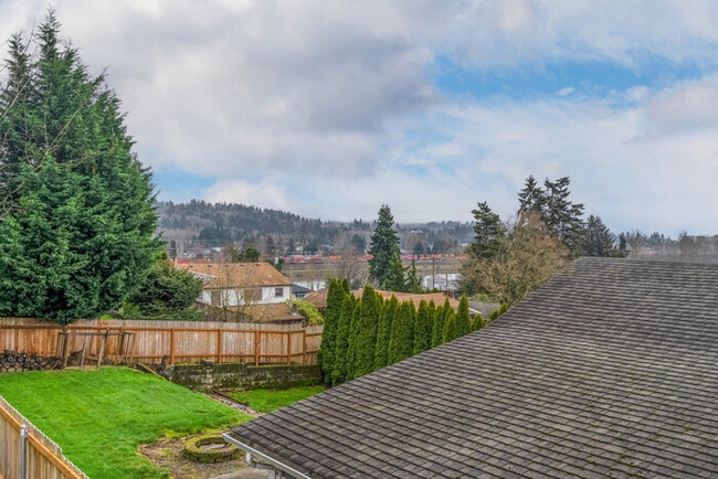 Building Photo - LARGE FOUR BEDROOM HOME WITH TWO KITCHENS