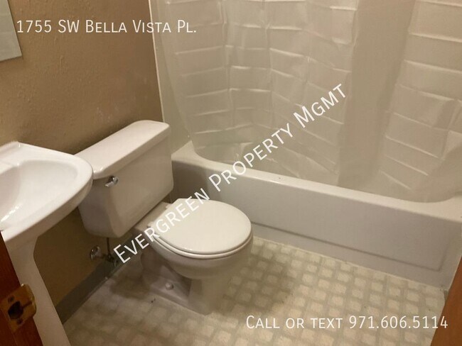 Building Photo - 3BR/2BA Open Floor Plan Kitchen Home- Spac...