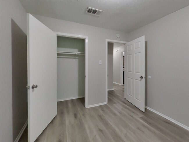 Building Photo - 2047 Lexington Woods Dr