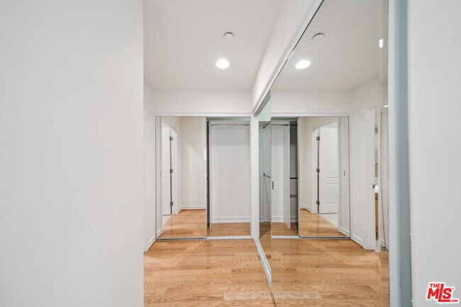 Building Photo - 1450 S Beverly Dr