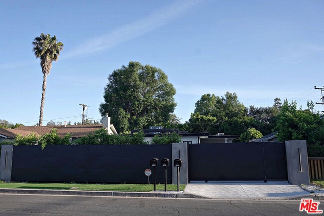 Building Photo - 22450 Dolorosa St