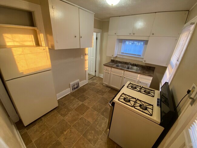 Building Photo - 2103 Delaware St