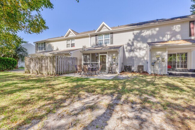 Building Photo - Townhome in The Market Common!