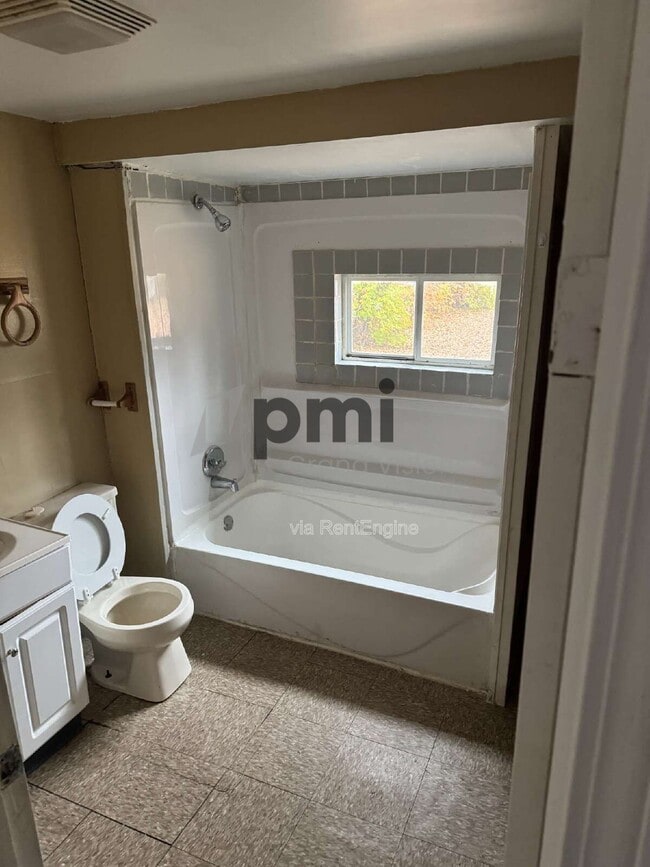 Building Photo - 1704 N Gulick Ave