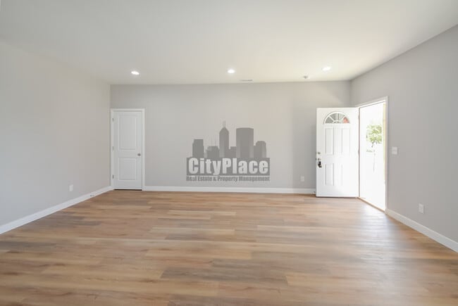 Building Photo - 2801 E Riverside Dr