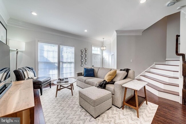 Building Photo - 947 Harrison Cir