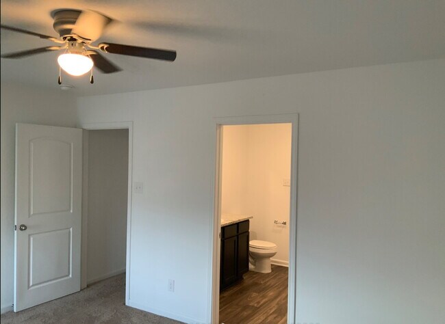 Building Photo - "Charming 3-Bed Oasis with Granite Touches...