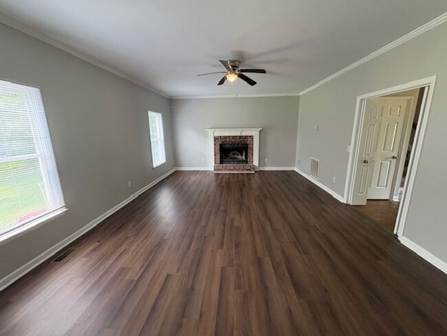 Building Photo - Murfreesboro 4BR/2.5BA fenced yard