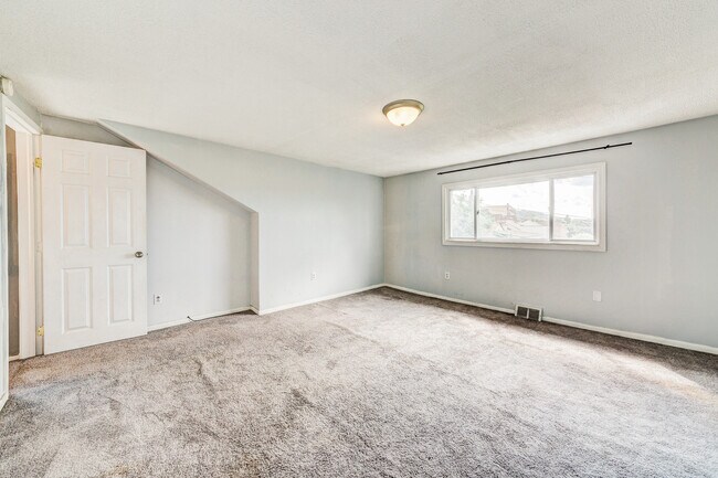 Building Photo - AVAILABLE AUGUST 2026 - Beautiful 3 Bedroom Home w/ OFF-STREET PARKING & Deck!