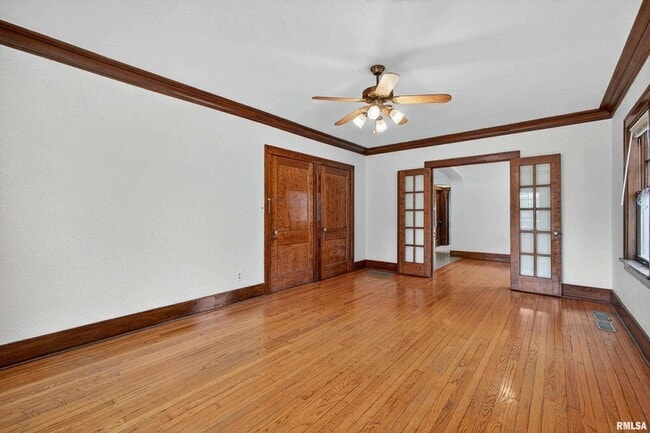 Building Photo - 318 W Columbia Ave