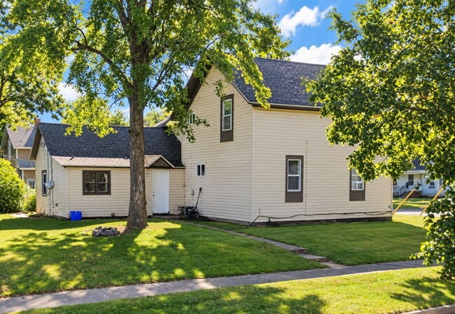 Building Photo - 4 Bedroom Lower Unit Student Rental Near UWEC