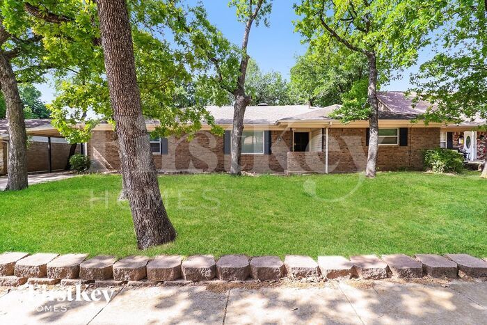 Primary Photo - 620 Queens Way