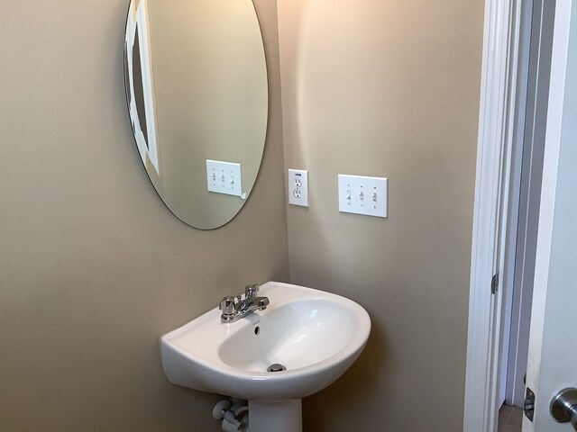 Building Photo - 8811 Shadowglen Dr