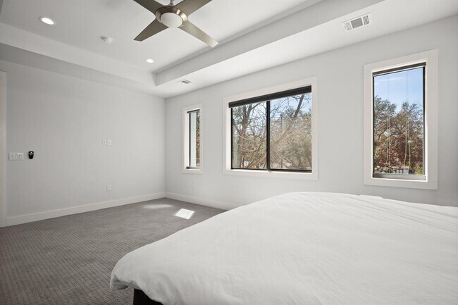 Building Photo - 1702 Cullen Ave
