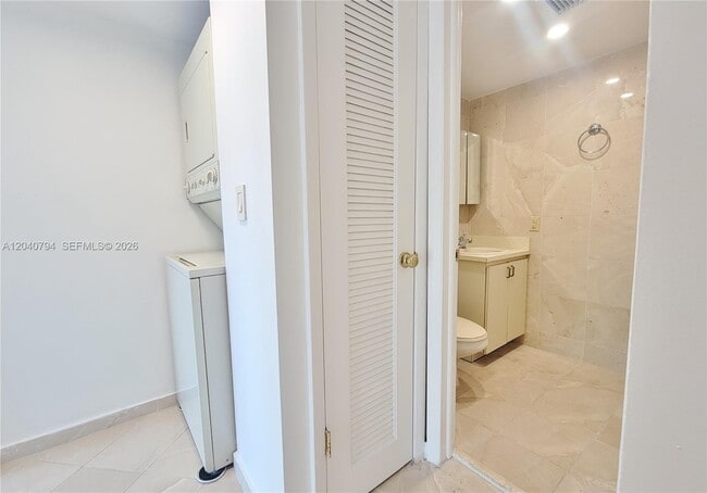 Building Photo - 77 Crandon Blvd