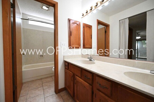Building Photo - Ranch Style Home in Niceville