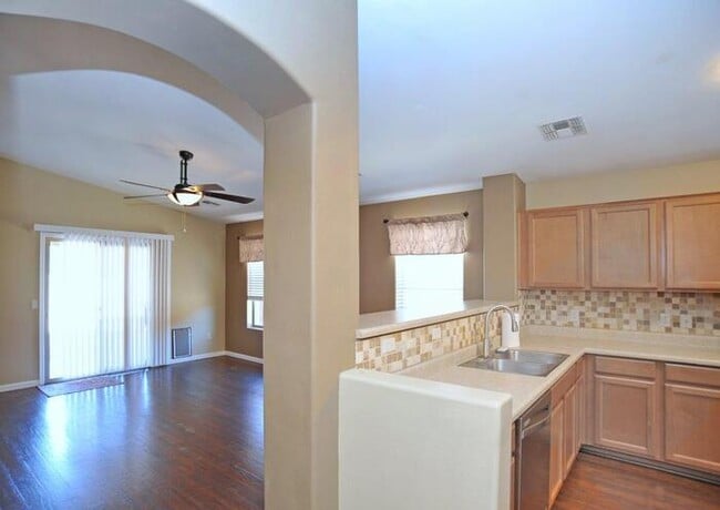 Building Photo - Beautiful 3 bedroom/2 bath home in Marana- exit 236