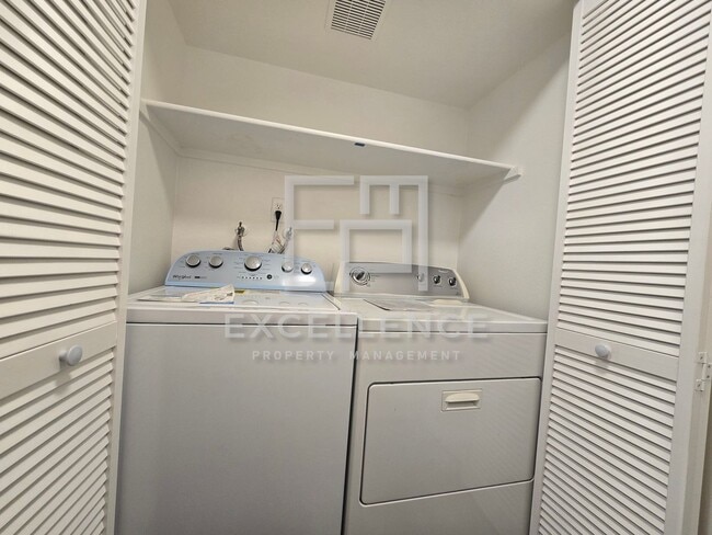 Building Photo - 2/2 Downstairs Condo with Patio, Washer an...