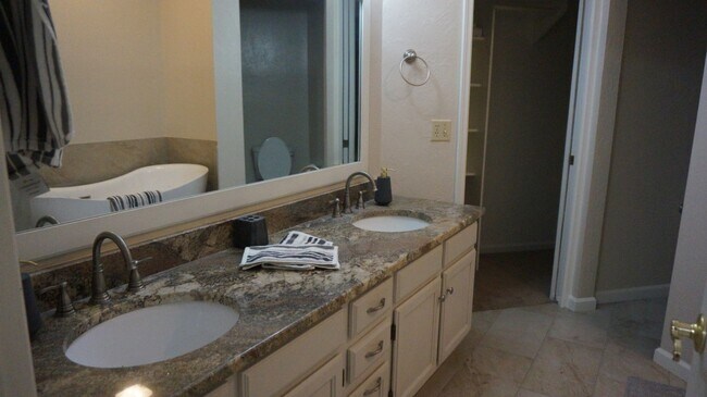 Building Photo - Charming 3BR Townhome in Glendale