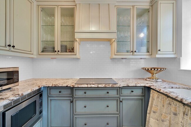 Building Photo - Fully furnished and thoughtfully updated top-floor condo in the heart of Dilworth at desirable My...