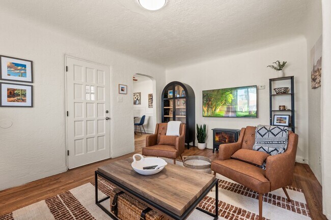 Building Photo - Fully Furnished Home!