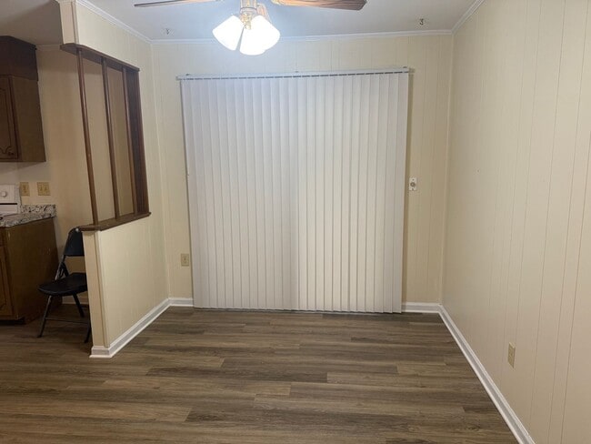 Building Photo - Adorable 3 Bedroom 1.5 Bath Off Regents Park Lane