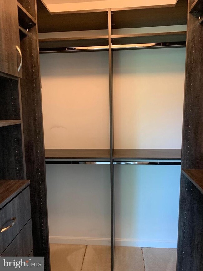 Building Photo - 6084B Essex House Square