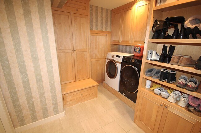 Building Photo - LUXURY 4 BEDROOM BELLEVUE HOME IN ‘THE SUMMIT’ W AMAZING VIEWS!