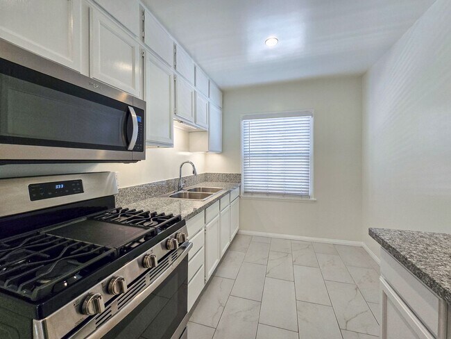 Building Photo - Charming Studio - Prime Los Feliz Location!