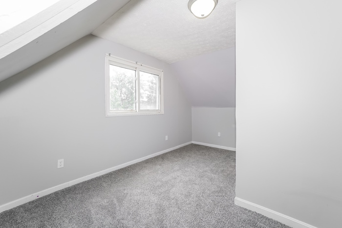 Building Photo - 790 E 258th St