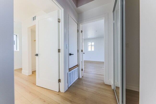 Building Photo - 1237 N Orange Dr