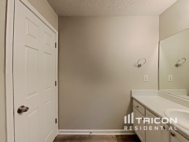 Building Photo - 226 Thorn Thicket Way