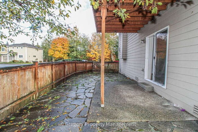 Building Photo - Bright and Spacious 5 bed Home - Steps from Martha Lake Airport!