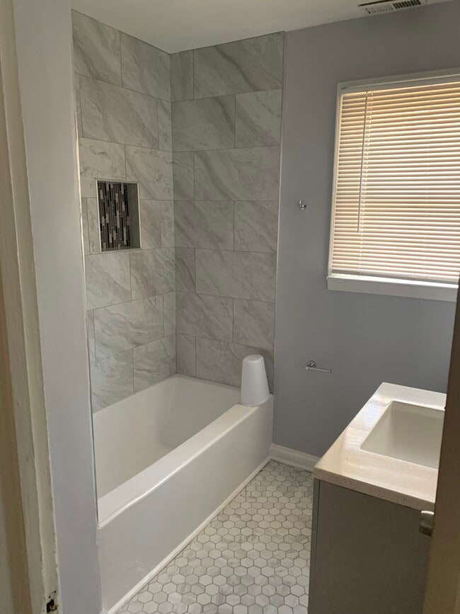 Building Photo - 1915 Headland Dr