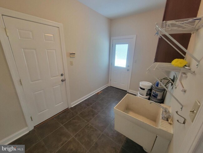 Building Photo - 12 Foxview Cir