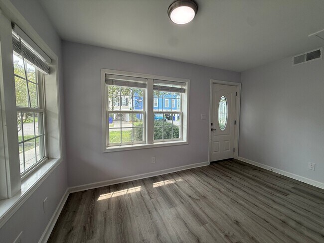 Building Photo - 120 N Pinewood Dr